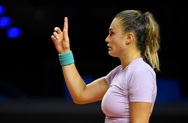 Aryna Sabalenka BLR gesture gesture tennis ladies Porsche Cup Porsche Tennis Grand Prix GP Stuttgart 2022 Porsche Arena 21 04 2022 DFL REGULATES PROHIBIT ANY USE OF PHOTOGRAPHS AS IMAGE SEQUENCES AND OR QUASI VIDEO Porsche Tennis Grand Prix GP Stuttgart 2022