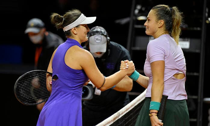 Bianca Andreescu CAN congratulates Aryna Sabalenka BLR gesture gesture tennis ladies Porsche Cup Porsche Tennis Grand Prix GP Stuttgart 2022 Porsche Arena 21 04 2022 DFL REGULATES PROHIBIT ANY USE OF PHOTOGRAPHS AS IMAGE SEQUENCES AND OR QUASI VIDEO Porsche Tennis Grand Prix GP Stuttgart 2022