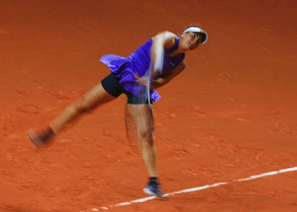 Bianca Andreescu CAN , immobility, drag Tennis Porsche Tennis Grand Prix 2022 WTA Porsche Arena Stuttgart Germany 21 April 2022 Copyright: xJuergenxHasenkopfx