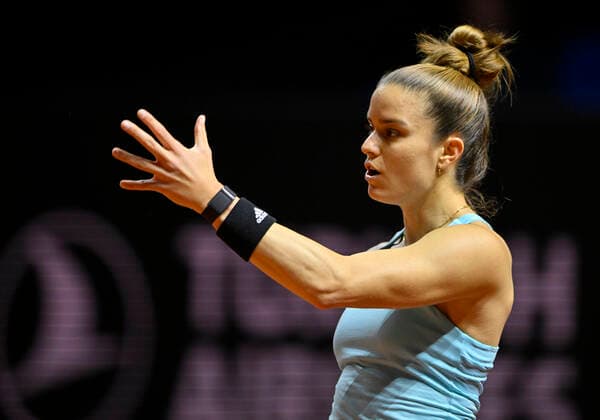Maria Sakkari GRE gesture gesture tennis ladies Porsche Cup Porsche Tennis Grand Prix GP Stuttgart 2022 Porsche Arena 21 04 2022 DFL REGULATES PROHIBIT ANY USE OF PHOTOGRAPHS AS IMAGE SEQUENCES AND OR QUASI VIDEO Porsche Tennis Grand Prix GP Stuttgart 2022