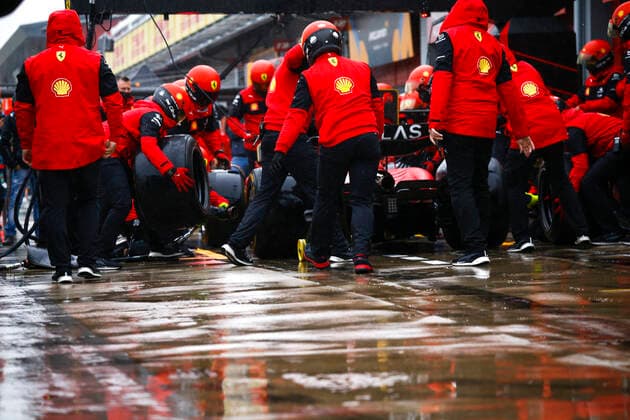 Scuderia Ferrari team during pit stop practice, F1 Grand Prix of Emilia Romagna at Autodromo Enzo e Dino Ferrari on April 21, 2022 in Imola, Italy Photo by HOCH ZWEI Imola Italy