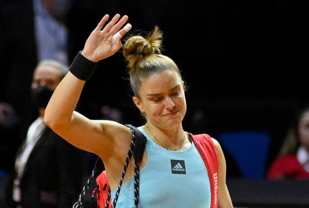 Maria Sakkari GRE Must Retire Injured Due To Injury Disappointed Tears Crying Goodbye Stuttgart Audience Tennis Ladies Porsche Cup Porsche Tennis Grand Prix GP Stuttgart 2022 Porsche Arena 21 04 2022 DFL REGULATES PROHIBIT ANY USE OF PHOTOGRAPHS AS IMAGE SEQUENCES AND OR QUASI VIDEO Porsche Tennis Grand Prix GP Stuttgart 2022