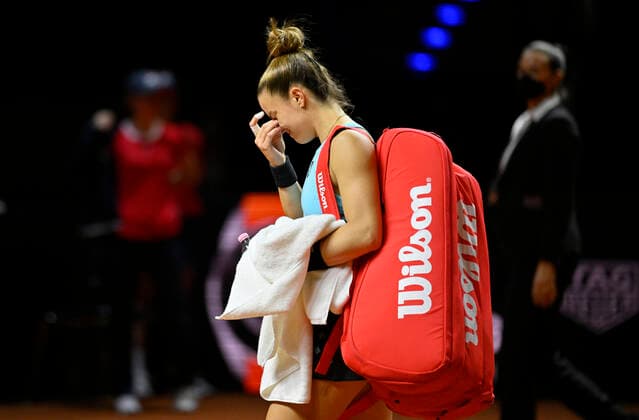 Maria Sakkari GRE Must Retire Injured Due To Injury Disappointed Tears Crying Goodbye Stuttgart Audience Tennis Ladies Porsche Cup Porsche Tennis Grand Prix GP Stuttgart 2022 Porsche Arena 21 04 2022 DFL REGULATES PROHIBIT ANY USE OF PHOTOGRAPHS AS IMAGE SEQUENCES AND OR QUASI VIDEO Porsche Tennis Grand Prix GP Stuttgart 2022