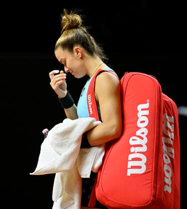 Maria Sakkari GRE Must Retire Injured Due To Injury Disappointed Tears Crying Goodbye Stuttgart Audience Tennis Ladies Porsche Cup Porsche Tennis Grand Prix GP Stuttgart 2022 Porsche Arena 21 04 2022 DFL REGULATES PROHIBIT ANY USE OF PHOTOGRAPHS AS IMAGE SEQUENCES AND OR QUASI VIDEO Porsche Tennis Grand Prix GP Stuttgart 2022