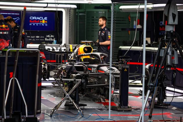 Red Bull Racing Honda RB18, mechanical detail in the garage, box, during the Formula 1 Grand Premio del Made in Italy e dell Emilia-Romagna 2022, 4th round of the 2022 FIA Formula One World Championship, WM, Weltmeisterschaft on the Imola Circuit, from April 22 to 24, 2022 in Imola, Italy - F1 - EMILIA ROMAGNA GRAND PRIX 2022 DPPI Panoramic  20220421_GOOD0070