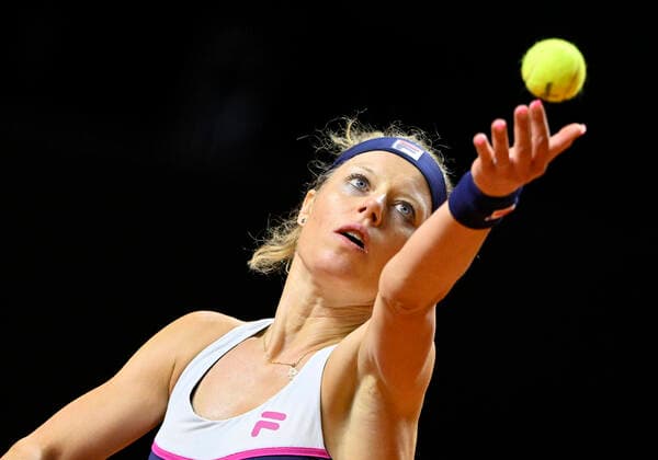Laura Siegemund GER serve action tennis ladies Porsche Cup Porsche Tennis Grand Prix GP Stuttgart 2022 Porsche Arena 21 04 2022 DFL REGULATES PROHIBIT ANY USE OF PHOTOGRAPHS AS IMAGE SEQUENCES AND OR QUASI VIDEO Porsche Tennis Grand Prix GP Stuttgart 2022