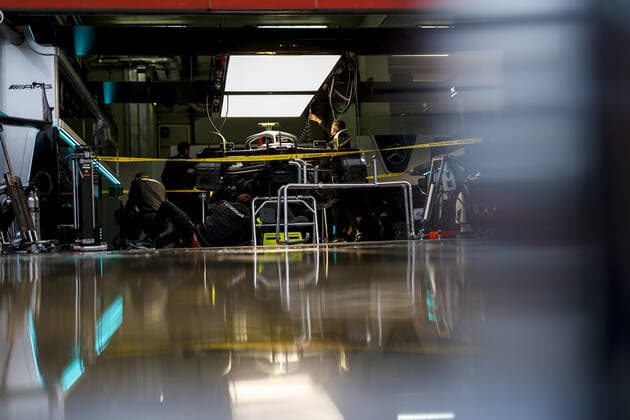 Mercedes AMG F1 Team, ambiance garage, box, during the Formula 1 Grand Premio del Made in Italy e dell Emilia-Romagna 2022, 4th round of the 2022 FIA Formula One World Championship, WM, Weltmeisterschaft on the Imola Circuit, from April 22 to 24, 2022 in Imola, Italy - F1 - EMILIA ROMAGNA GRAND PRIX 2022 DPPI Panoramic  F12022GP04ITA_JK301833