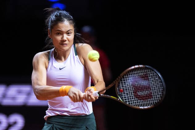 Emma Raducanu GBR Germany, Stuttgart, 21 04 2022, Tennis, Porsche Tennis Grand Prix, 2022, Round 2, T Korpatsch GER E Raducanu GBR , Porsche Arena Foto A2 Bildagentur Peter Hartenfelser
