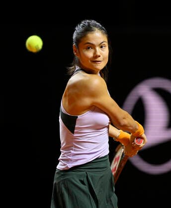Elena Raducanu GBR Action Tennis Women Porsche Cup Porsche Tennis Grand Prix GP Stuttgart 2022 Porsche Arena 21 04 2022 DFL REGULATES PROHIBIT ANY USE OF PHOTOGRAPHS AS IMAGE SEQUENCES AND OR QUASI VIDEO Porsche Tennis Grand Prix GP Stuttgart 2022