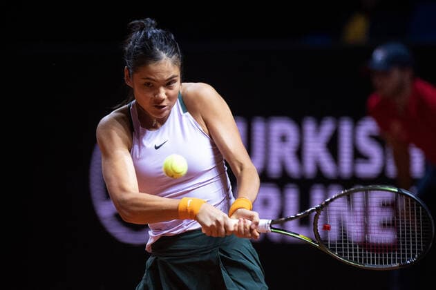Emma Raducanu GBR Germany, Stuttgart, 21 04 2022, Tennis, Porsche Tennis Grand Prix, 2022, Round 2, T Korpatsch GER E Raducanu GBR , Porsche Arena Foto A2 Bildagentur Peter Hartenfelser