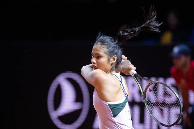 Emma Raducanu GBR Germany, Stuttgart, 21 04 2022, Tennis, Porsche Tennis Grand Prix, 2022, Round 2, T Korpatsch GER E Raducanu GBR , Porsche Arena Foto A2 Bildagentur Peter Hartenfelser