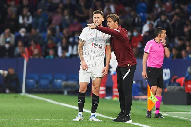 Spain, Valencia, 21 04 2022, Estadio Ciudad de Valencia, UD Levante v FC Sevilla LaLiga Santander, Lucas Ocampos FC Sevilla and head coach Julen Lopetegui FC Sevilla talk Photo EU Images Valencia Estadio Ciudad de Valencia Valencia Spain  eu-images-078