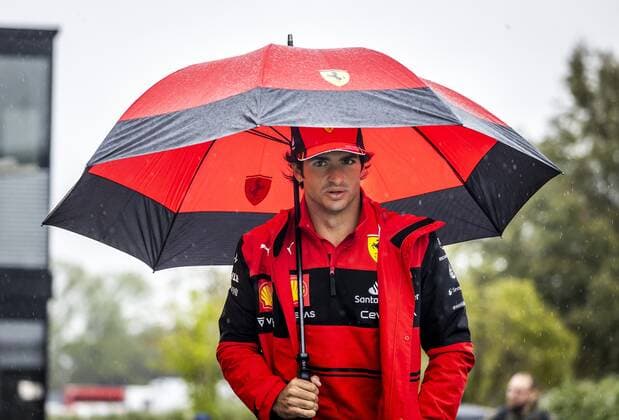IMOLA Carlos Sainz Ferrari arriving at the track ahead of the 1st free practice session of the Emilia Romagna F1 Grand Prix at Autodromo Enzo e Dino Ferrari REMKO DE WAAL GP Emilia Romagna 2022 Practice 1 2022 xVIxANPxSportx xxANPxIVx 447434229 originalFilename: 447434229.jpg