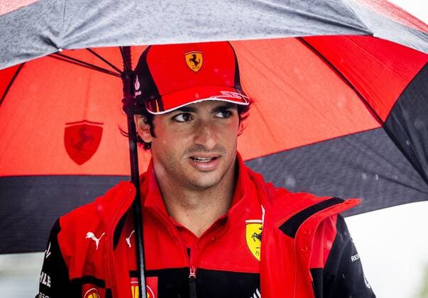 IMOLA Carlos Sainz Ferrari arriving at the track ahead of the 1st free practice session of the Emilia Romagna F1 Grand Prix at Autodromo Enzo e Dino Ferrari REMKO DE WAAL GP Emilia Romagna 2022 Practice 1 2022 xVIxANPxSportx xxANPxIVx 447434232 originalFilename: 447434232.jpg