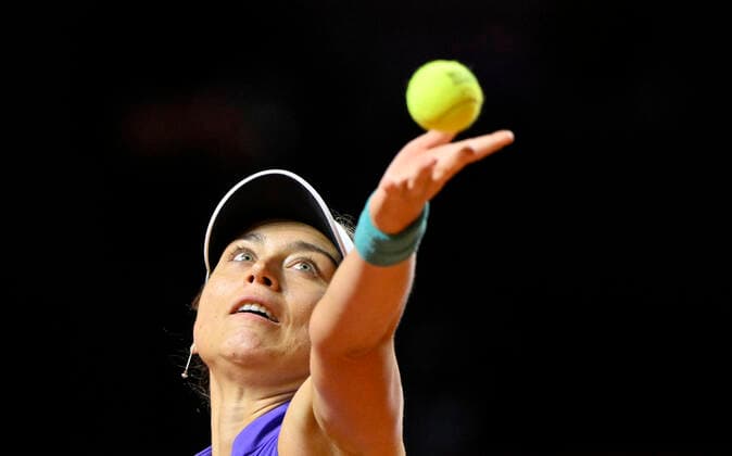 Paula Badosa ESP serve action tennis women Porsche Cup Porsche Tennis Grand Prix GP Stuttgart 2022 Porsche Arena 22 04 2022 DFL REGULATIONS PROHIBIT ANY USE OF PHOTOGRAPHS AS IMAGE SEQUENCES AND OR QUASI VIDEO Porsche Tennis Grand Prix GP Stuttgart 2022