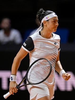 Ons Jabeur TUN Jubel Freude Emotion Tennis Damen Porsche Cup Porsche Tennis Grand Prix GP Stuttgart 2022 Porsche Arena 22 04 2022 DFL REGULATIONS PROHIBIT ANY USE OF PHOTOGRAPHS AS IMAGE SEQUENCES AND OR QUASI VIDEO Porsche Tennis Grand Prix GP Stuttgart 2022