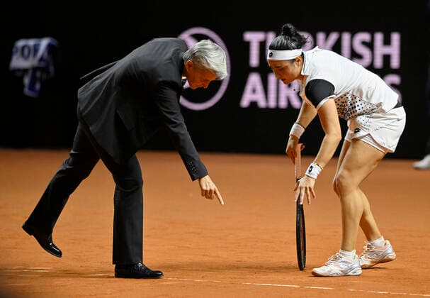 Chair umpire Chair umpire in conversation Discussion with Ons Jabeur TUN Tennis Women Porsche Cup Porsche Tennis Grand Prix GP Stuttgart 2022 Porsche Arena 22 04 2022 DFL REGULATES PROHIBIT ANY USE OF PHOTOGRAPHS AS IMAGE SEQUENCES AND OR QUASI VIDEO Porsche Tennis Grand Prix GP Stuttgart 2022