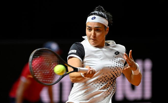 Ons Jabeur TUN Action Tennis Women Porsche Cup Porsche Tennis Grand Prix GP Stuttgart 2022 Porsche Arena 22 04 2022 DFL REGULATIONS PROHIBIT ANY USE OF PHOTOGRAPHS AS IMAGE SEQUENCES AND OR QUASI VIDEO Porsche Tennis Grand Prix GP Stuttgart 2022