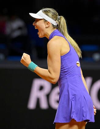 Paula Badosa ESP Cheer Joy Emotion Gesture Gesture Tennis Women Porsche Cup Porsche Tennis Grand Prix GP Stuttgart 2022 Porsche Arena 22 04 2022 DFL REGULATIONS PROHIBIT ANY USE OF PHOTOGRAPHS AS IMAGE SEQUENCES AND OR QUASI VIDEO Porsche Tennis Grand Prix GP Stuttgart 2022