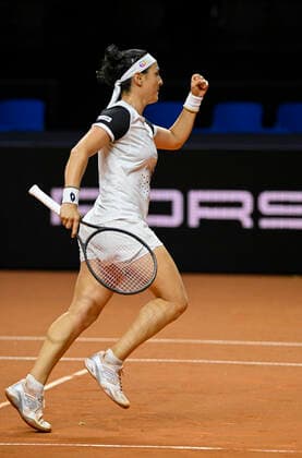 Ons Jabeur TUN Cheer Joy Emotion Gesture Tennis Ladies Porsche Cup Porsche Tennis Grand Prix GP Stuttgart 2022 Porsche Arena 22 04 2022 DFL REGULATIONS PROHIBIT ANY USE OF PHOTOGRAPHS AS IMAGE SEQUENCES AND OR QUASI VIDEO Porsche Tennis Grand Prix GP Stuttgart 2022