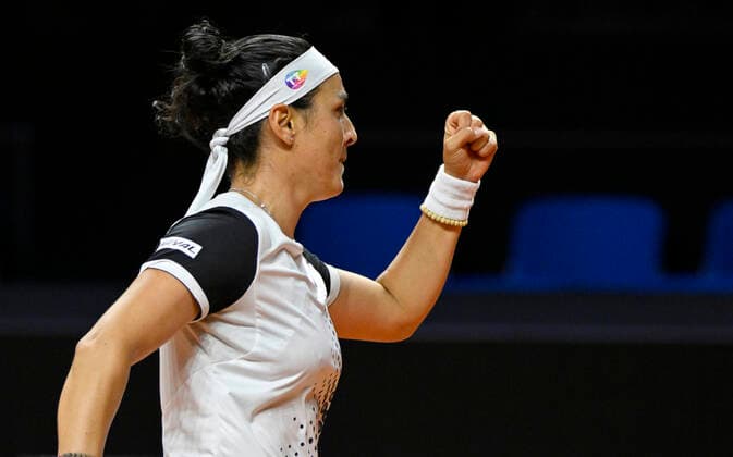 Ons Jabeur TUN Cheer Joy Emotion Gesture Tennis Ladies Porsche Cup Porsche Tennis Grand Prix GP Stuttgart 2022 Porsche Arena 22 04 2022 DFL REGULATIONS PROHIBIT ANY USE OF PHOTOGRAPHS AS IMAGE SEQUENCES AND OR QUASI VIDEO Porsche Tennis Grand Prix GP Stuttgart 2022
