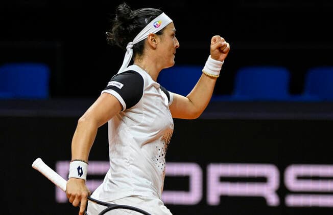 Ons Jabeur TUN Cheer Joy Emotion Gesture Tennis Ladies Porsche Cup Porsche Tennis Grand Prix GP Stuttgart 2022 Porsche Arena 22 04 2022 DFL REGULATIONS PROHIBIT ANY USE OF PHOTOGRAPHS AS IMAGE SEQUENCES AND OR QUASI VIDEO Porsche Tennis Grand Prix GP Stuttgart 2022