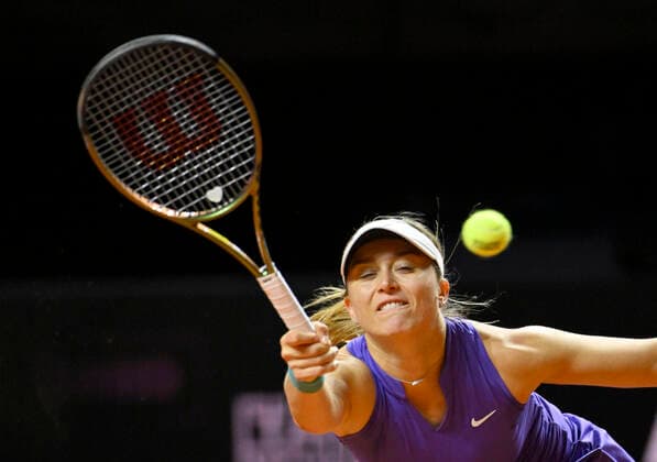 Paula Badosa ESP Action Tennis Women Porsche Cup Porsche Tennis Grand Prix GP Stuttgart 2022 Porsche Arena 22 04 2022 DFL REGULATIONS PROHIBIT ANY USE OF PHOTOGRAPHS AS IMAGE SEQUENCES AND OR QUASI VIDEO Porsche Tennis Grand Prix GP Stuttgart 2022