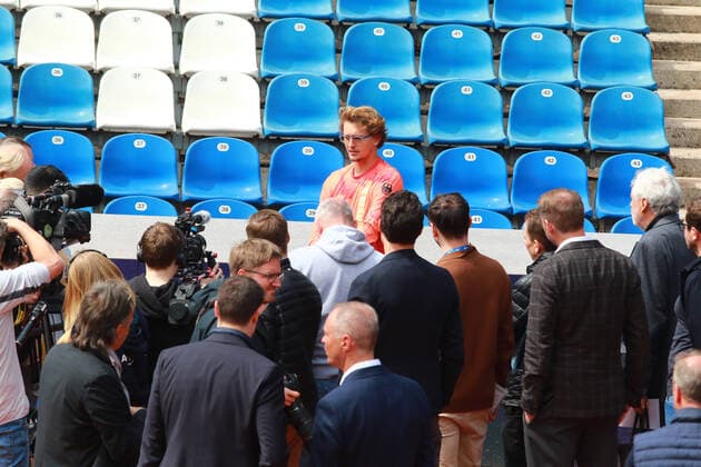 Alexander Zverev surrounded by journalists kick-off PK and unveiling BMW winning car BMW Open by American Express 2022 22 04 2022 Portraet, Portrait, Micro PHOTO Mladen Lackovic LakoPress