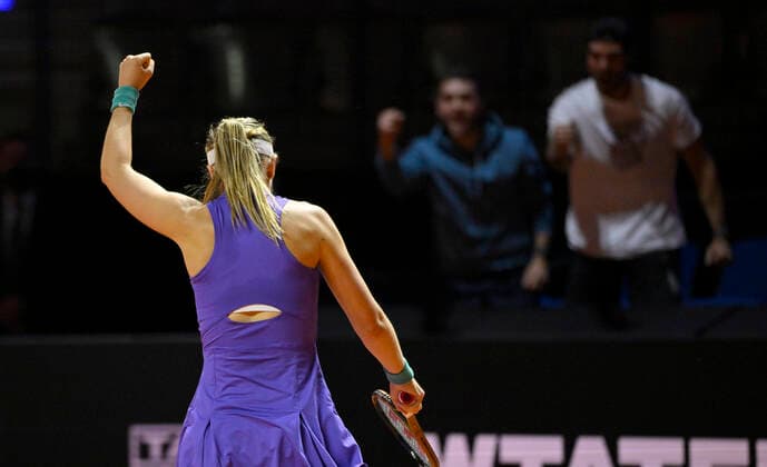 Paula Badosa ESP jubilation joy emotion in front of coach attendant tennis ladies Porsche Cup Porsche Tennis Grand Prix GP Stuttgart 2022 Porsche Arena 22 04 2022 DFL REGULATIONS PROHIBIT ANY USE OF PHOTOGRAPHS AS IMAGE SEQUENCES AND OR QUASI VIDEO Porsche Tennis Grand Prix GP Stuttgart 2022