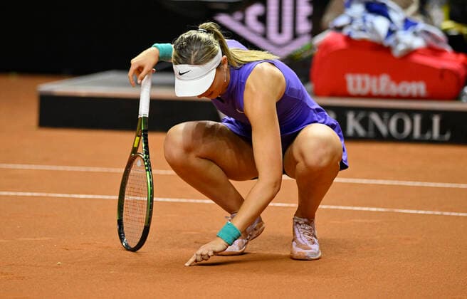 Paula Badosa ESP Cheer Joy Emotion Gesture Painting Heart In Sand Tennis Women Porsche Cup Porsche Tennis Grand Prix GP Stuttgart 2022 Porsche Arena 22 04 2022 DFL REGULATES PROHIBIT ANY USE OF PHOTOGRAPHS AS IMAGE SEQUENCES AND OR QUASI VIDEO Porsche Tennis Grand Prix GP Stuttgart 2022