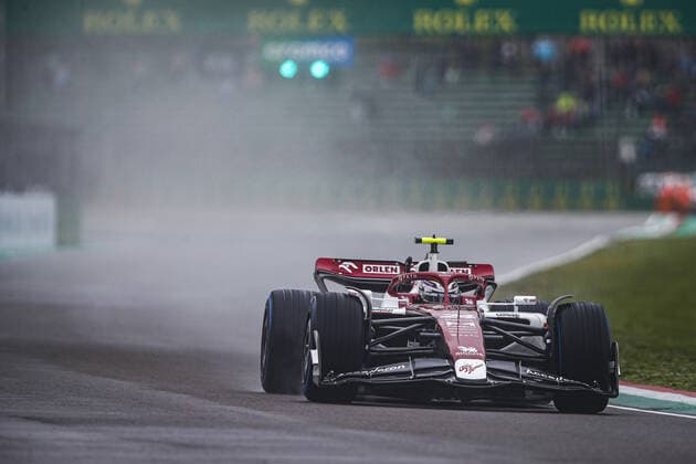 24 ZHOU Guanyu (chi), Alfa Romeo F1 Team ORLEN C42, action during the Formula 1 Grand Premio del Made in Italy e dell Emilia-Romagna 2022, 4th round of the 2022 FIA Formula One World Championship, WM, Weltmeisterschaft on the Imola Circuit, from April 22 to 24, 2022 in Imola, Italy - F1 - EMILIA ROMAGNA GRAND PRIX 2022 DPPI Panoramic  _B2_3933