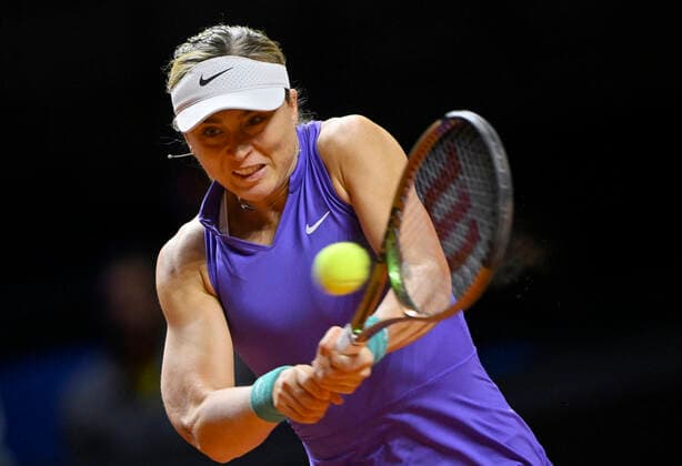 Paula Badosa ESP Action Tennis Women Porsche Cup Porsche Tennis Grand Prix GP Stuttgart 2022 Porsche Arena 22 04 2022 DFL REGULATIONS PROHIBIT ANY USE OF PHOTOGRAPHS AS IMAGE SEQUENCES AND OR QUASI VIDEO Porsche Tennis Grand Prix GP Stuttgart 2022