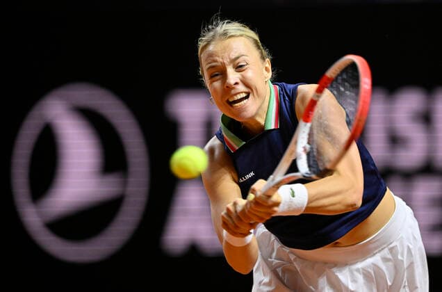 Anett Kontaveit EST Action Tennis Women Porsche Cup Porsche Tennis Grand Prix GP Stuttgart 2022 Porsche Arena 22 04 2022 DFL REGULATIONS PROHIBIT ANY USE OF PHOTOGRAPHS AS IMAGE SEQUENCES AND OR QUASI VIDEO Porsche Tennis Grand Prix GP Stuttgart 2022