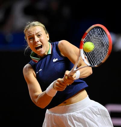 Anett Kontaveit EST Action Tennis Women Porsche Cup Porsche Tennis Grand Prix GP Stuttgart 2022 Porsche Arena 22 04 2022 DFL REGULATIONS PROHIBIT ANY USE OF PHOTOGRAPHS AS IMAGE SEQUENCES AND OR QUASI VIDEO Porsche Tennis Grand Prix GP Stuttgart 2022
