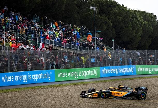 IMOLA Lando Norris 4 with the McLaren MCL36 slides off the track during practice 1 ahead of the Emilia Romagna F1 Grand Prix at Autodromo Enzo e Dino Ferrari on April 22, 2022 in Imola, Italy REMKO DE WAAL GP Emilia Romagna 2022 Practice 1 2022 xVIxANPxSportx xxANPxIVx 447443133 originalFilename: 447443133.jpg