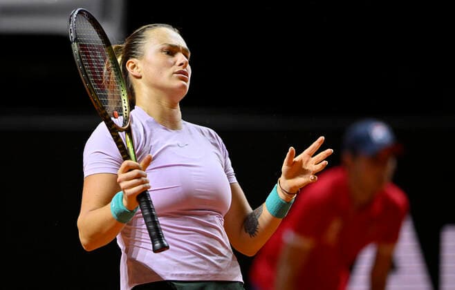 Aryna Sabalenka BLR disappointed gesture gesture tennis ladies Porsche Cup Porsche Tennis Grand Prix GP Stuttgart 2022 Porsche Arena 22 04 2022 DFL REGULATES PROHIBIT ANY USE OF PHOTOGRAPHS AS IMAGE SEQUENCES AND OR QUASI VIDEO Porsche Tennis Grand Prix GP Stuttgart 2022