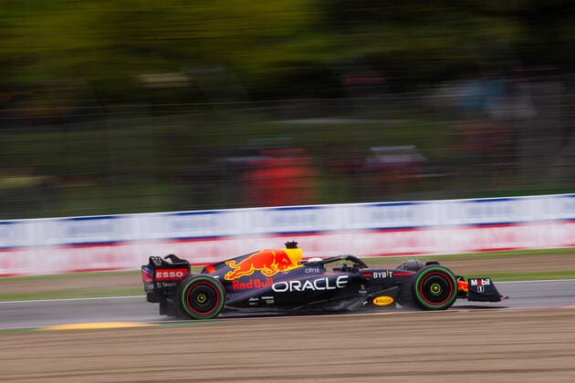 01 VERSTAPPEN Max (nld), Red Bull Racing RB18, action during the Formula 1 Grand Premio del Made in Italy e dell Emilia-Romagna 2022, 4th round of the 2022 FIA Formula One World Championship, WM, Weltmeisterschaft on the Imola Circuit, from April 22 to 24, 2022 in Imola, Italy - F1 - EMILIA ROMAGNA GRAND PRIX 2022 DPPI Panoramic  00122010_FG4T5590