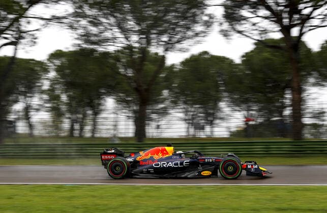 01 VERSTAPPEN Max (nld), Red Bull Racing RB18, action during the Formula 1 Grand Premio del Made in Italy e dell Emilia-Romagna 2022, 4th round of the 2022 FIA Formula One World Championship, WM, Weltmeisterschaft on the Imola Circuit, from April 22 to 24, 2022 in Imola, Italy - F1 - EMILIA ROMAGNA GRAND PRIX 2022 DPPI Panoramic  F12022GP04ITA_JK303307