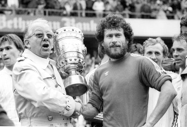DFB Pokalendspiel FC Bayern Muenchen - 1. FC Nuernberg 4:2 01.05.1982 DFB Präsident Hermann Neuberger überreicht Paul Breitner (FC Bayern) den Pokal *** DFB Cup Final FC Bayern Muenchen 1 FC Nuernberg 4 2 01 05 1982 DFB President Hermann Neuberger presents the cup to Paul Breitner FC Bayern HM
