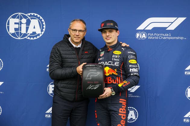 Sport Bilder des Tages DOMENICALI Stefano (ita), Chairman and CEO Formula One Group FOG, VERSTAPPEN Max (ned), Red Bull Racing RB18, portrait during the Formula 1 Grand Premio del Made in Italy e dell Emilia-Romagna 2022, 4th round of the 2022 FIA Formula One World Championship, WM, Weltmeisterschaft on the Imola Circuit, from April 22 to 24, 2022 in Imola, Italy - F1 - EMILIA ROMAGNA GRAND PRIX 2022 DPPI Panoramic  00122010_1R6_0531.JPG_