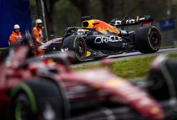 IMOLA Max Verstappen Oracle Red Bull Racing with Charles Leclerc Ferrari on track during qualifying ahead of the Emilia Romagna F1 Grand Prix at Autodromo Enzo e Dino Ferrari on April 22, 2022 in Imola, Italy REMKO DE WAAL GP Emilia Romagna 2022 Qualify 2022 xVIxANPxSportx xxANPxIVx 447452013 originalFilename: 447452013.jpg