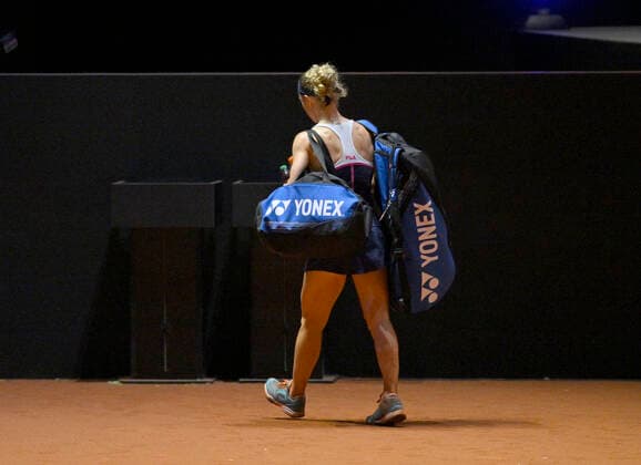 Laura Siegemund GER leaves the court disappointed after losing in the quarterfinals Tennis Women Porsche Cup Porsche Tennis Grand Prix GP Stuttgart 2022 Porsche Arena 22 04 2022 DFL REGULATES PROHIBIT ANY USE OF PHOTOGRAPHS AS IMAGE SEQUENCES AND OR QUASI VIDEO Porsche Tennis Grand Prix GP Stuttgart 2022