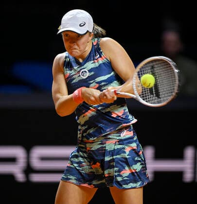 Iga Swiatek POL Action Tennis Women Porsche Cup Porsche Tennis Grand Prix GP Stuttgart 2022 Porsche Arena 22 04 2022 DFL REGULATIONS PROHIBIT ANY USE OF PHOTOGRAPHS AS IMAGE SEQUENCES AND OR QUASI VIDEO Porsche Tennis Grand Prix GP Stuttgart 2022