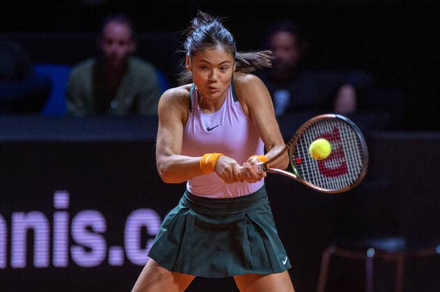 Emma Raducanu GBR Germany, Stuttgart, 22 04 2022, Tennis, Porsche Tennis Grand Prix, 2022, Quarterfinals, I Swiatek POL E Raducanu GBR , Porsche Arena Foto A2 Bildagentur Peter Hartenfelser