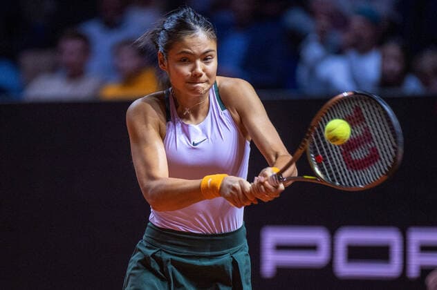 Emma Raducanu GBR Germany, Stuttgart, 22 04 2022, Tennis, Porsche Tennis Grand Prix, 2022, Quarterfinals, I Swiatek POL E Raducanu GBR , Porsche Arena Foto A2 Bildagentur Peter Hartenfelser
