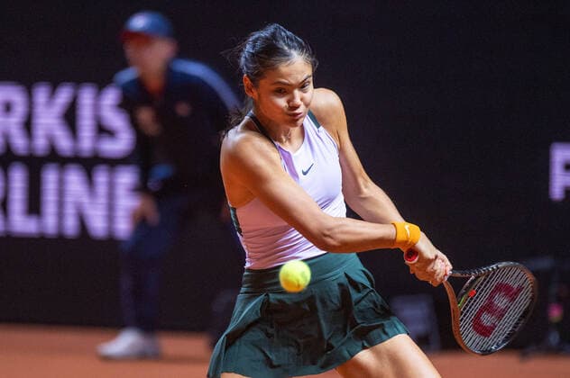 Emma Raducanu GBR Germany, Stuttgart, 22 04 2022, Tennis, Porsche Tennis Grand Prix, 2022, Quarterfinals, I Swiatek POL E Raducanu GBR , Porsche Arena Foto A2 Bildagentur Peter Hartenfelser