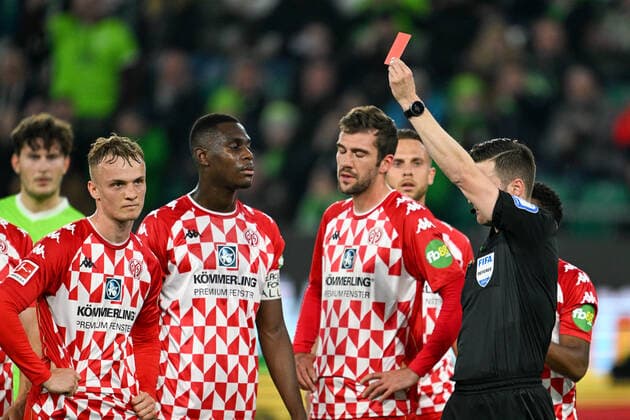 Sport Themen der Woche KW16 Sport Bilder des Tages Fußball: 1. Bundesliga, 31. Spieltag, VfL Wolfsburg - 1. FSV Mainz 05 am 22.04.2022 in der Volkswagen Arena in Wolfsburg. Schiedsrichter Harm Osmers zeigt Niklas Tauer von Mainz die Rote Karte. Moussa Niakhate von Mainz (m.l.) und Stefan Bell von Mainz (m.r.)schauen verständnislos. DFL REGULATIONS PROHIBIT ANY USE OF PHOTOGRAPHS AS IMAGE SEQUENCES AND OR QUASI-VIDEO. *** Soccer 1 Bundesliga, 31 Matchday, VfL Wolfsburg 1 FSV Mainz 05 on 22 04 2022 at the Volkswagen Arena in Wolfsburg Referee Harm Osmers shows Niklas Tauer of Mainz the red card Moussa Niakhate of Mainz m l and Stefan Bell of Mainz m r look uncomprehending DFL REGULATIONS PROHIBIT ANY USE OF PHOTOGRAPHS AS IMAGE SEQUENCES AND OR QUASI VIDEO Copyright: xTeresaxKrögerx