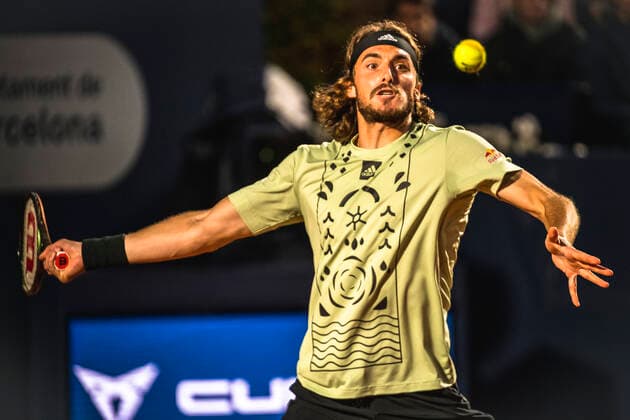 April 22, 2022, Barcelona, Catalonia, Spain: STEFANOS TSITSIPAS (GRE) returns the ball to Carlos Alcaraz (ESP) at Day 5 of the Barcelona Open Banc Sabadell 2022. Barcelona Spain - ZUMAo105 20220422_zap_o105_061 Copyright: xMatthiasxOesterlex