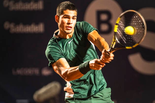 April 22, 2022, Barcelona, Catalonia, Spain: Carlos ALCARAZ (ESP) returns the ball to Stefanos Tsitsipas (GRE) at Day 5 of the Barcelona Open Banc Sabadell 2022. Barcelona Spain - ZUMAo105 20220422_zap_o105_067 Copyright: xMatthiasxOesterlex