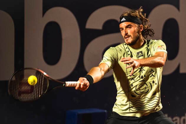April 22, 2022, Barcelona, Catalonia, Spain: STEFANOS TSITSIPAS (GRE) returns the ball to Carlos Alcaraz (ESP) at Day 5 of the Barcelona Open Banc Sabadell 2022. Barcelona Spain - ZUMAo105 20220422_zap_o105_074 Copyright: xMatthiasxOesterlex